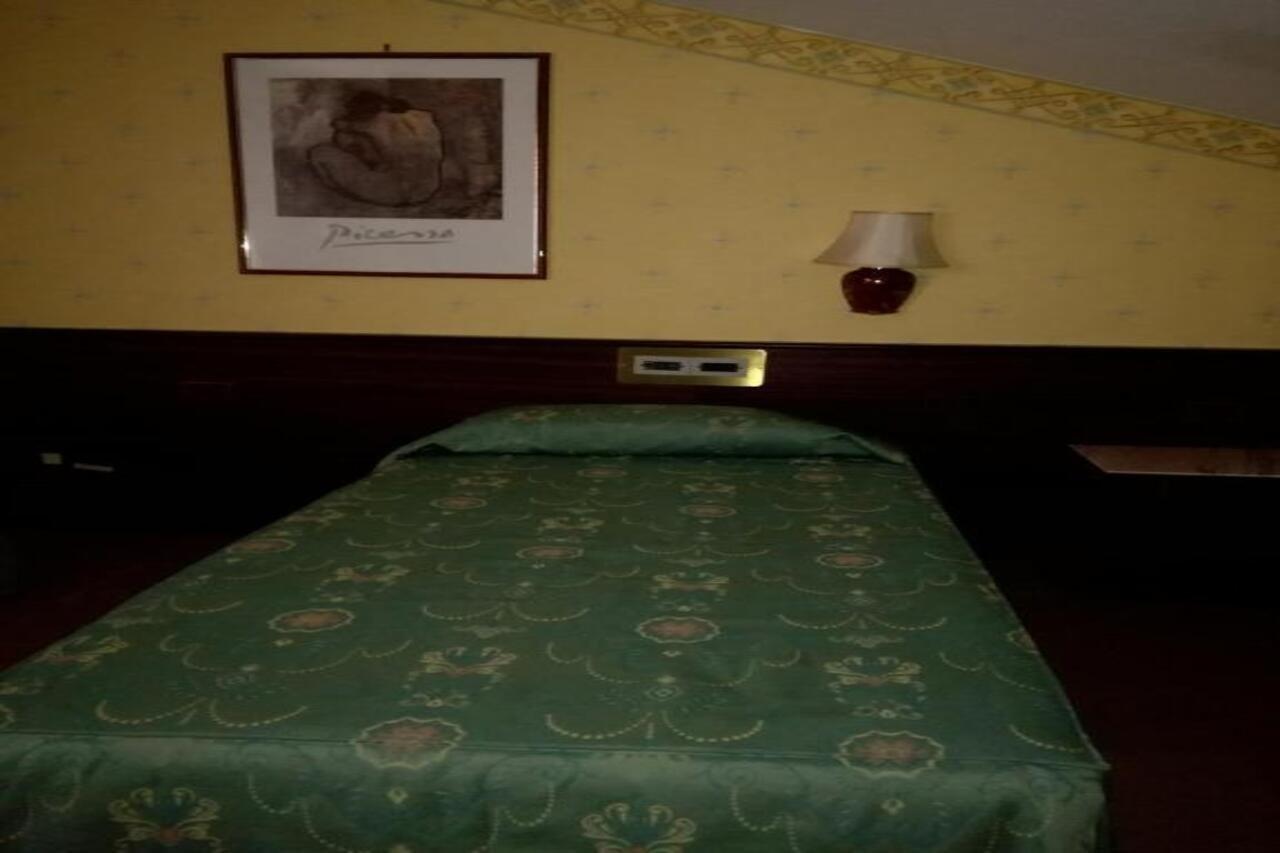 Hotel Leonardo Da Vinci Сасари Екстериор снимка