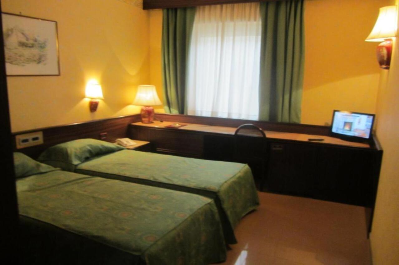 Hotel Leonardo Da Vinci Сасари Екстериор снимка