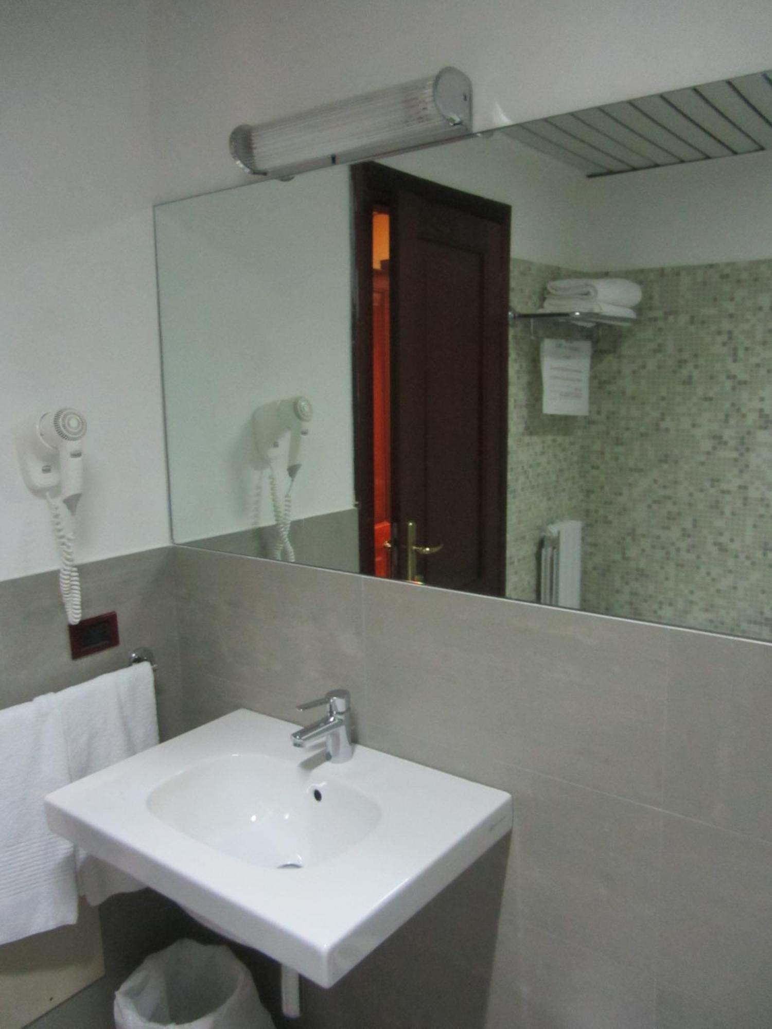 Hotel Leonardo Da Vinci Сасари Екстериор снимка