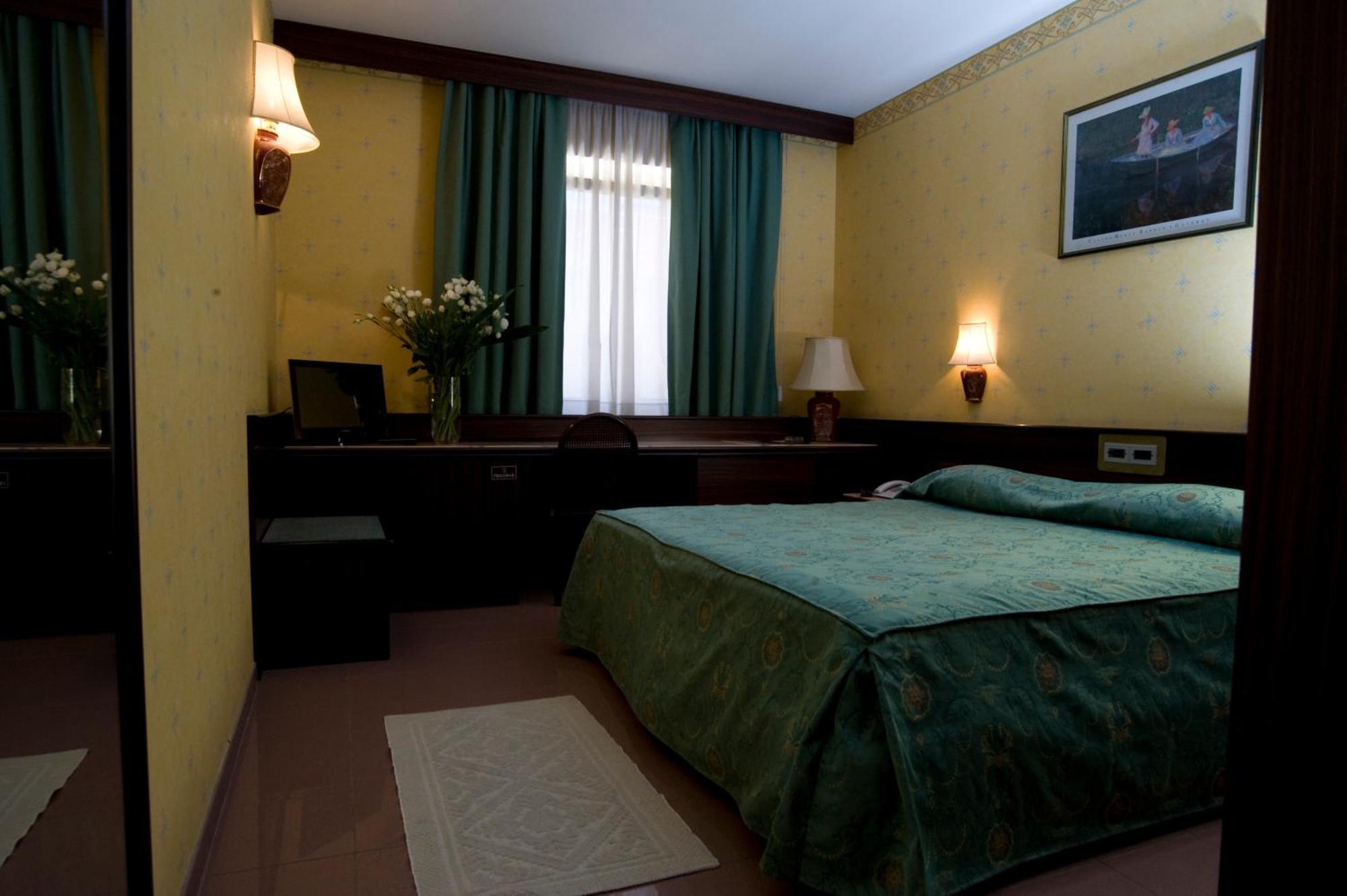Hotel Leonardo Da Vinci Сасари Екстериор снимка