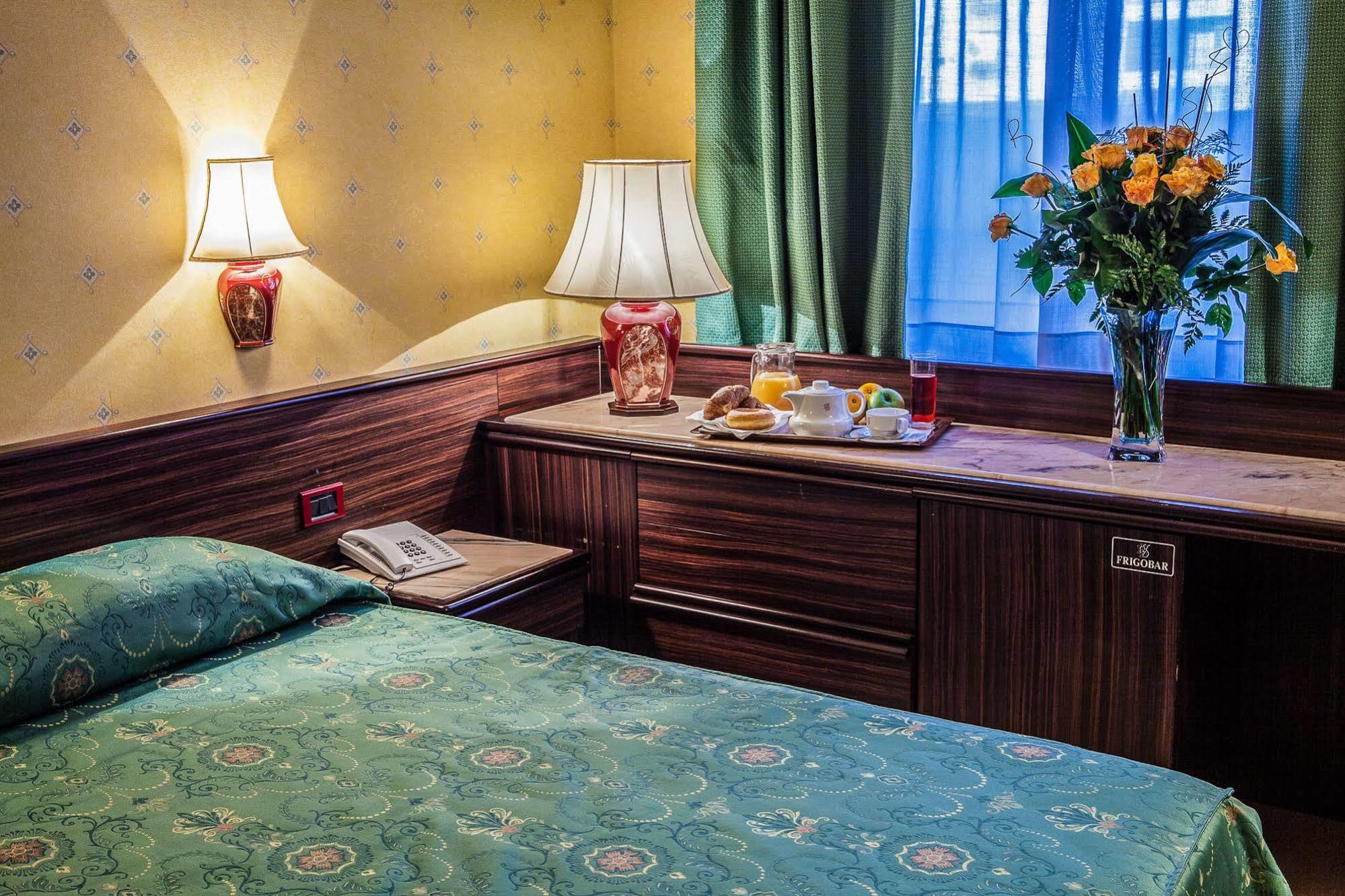Hotel Leonardo Da Vinci Сасари Екстериор снимка