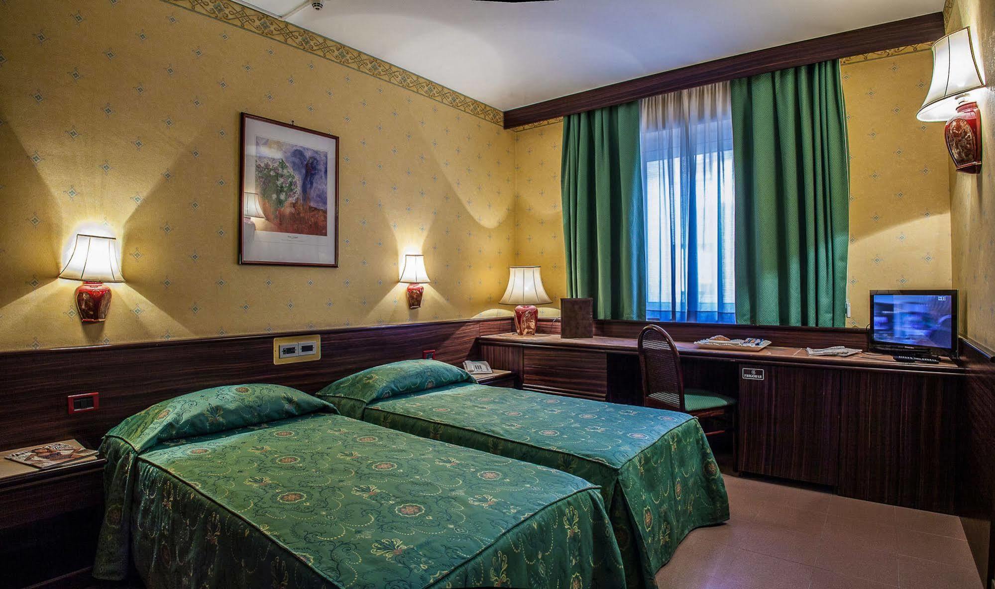 Hotel Leonardo Da Vinci Сасари Екстериор снимка